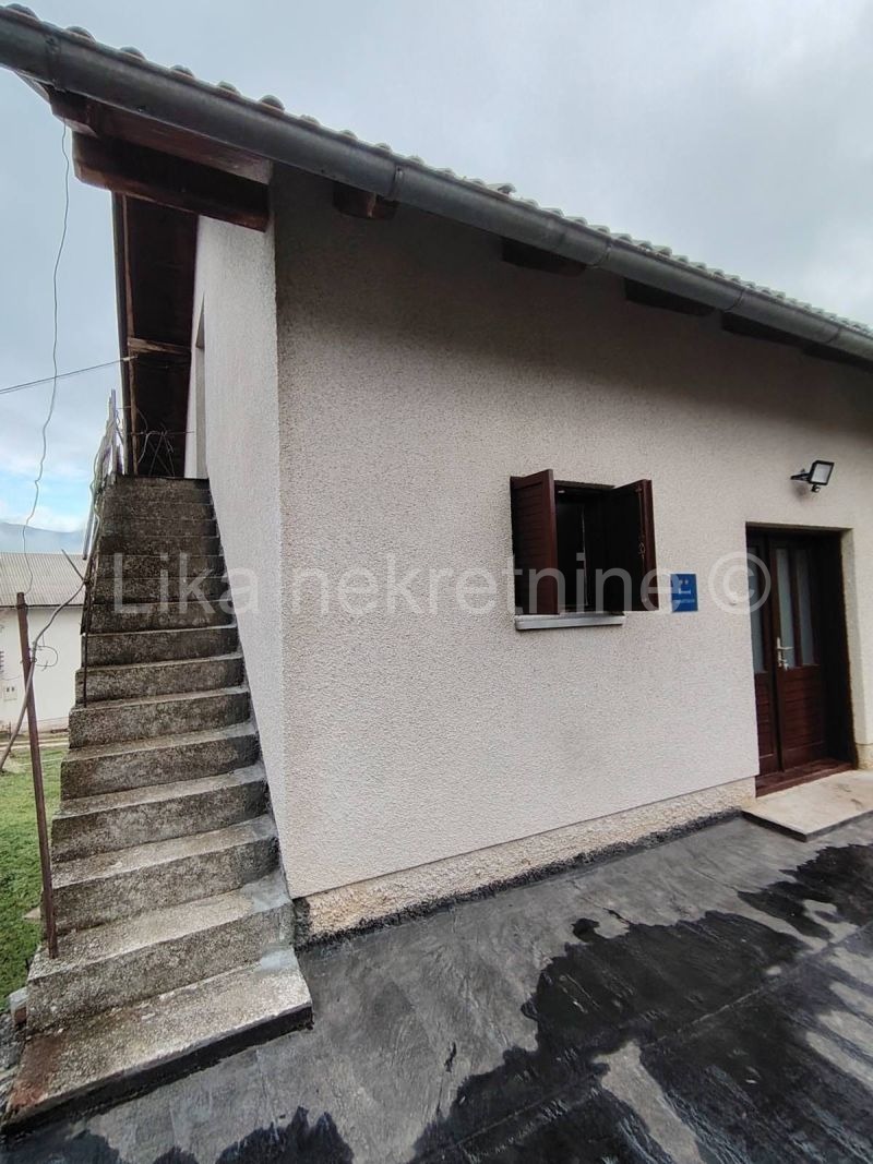 KORENICA - Samostojeća kuća katnica, okućnica 3.283 m2 zemlje (2)