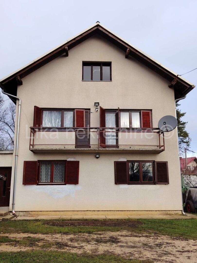 KORENICA - Samostojeća kuća katnica, okućnica 3.283 m2 zemlje