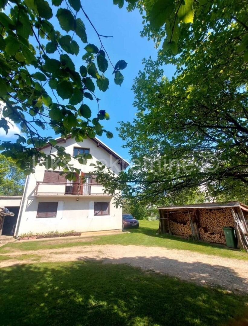 KORENICA - Samostojeća kuća katnica, okućnica 3.283 m2 zemlje (4)