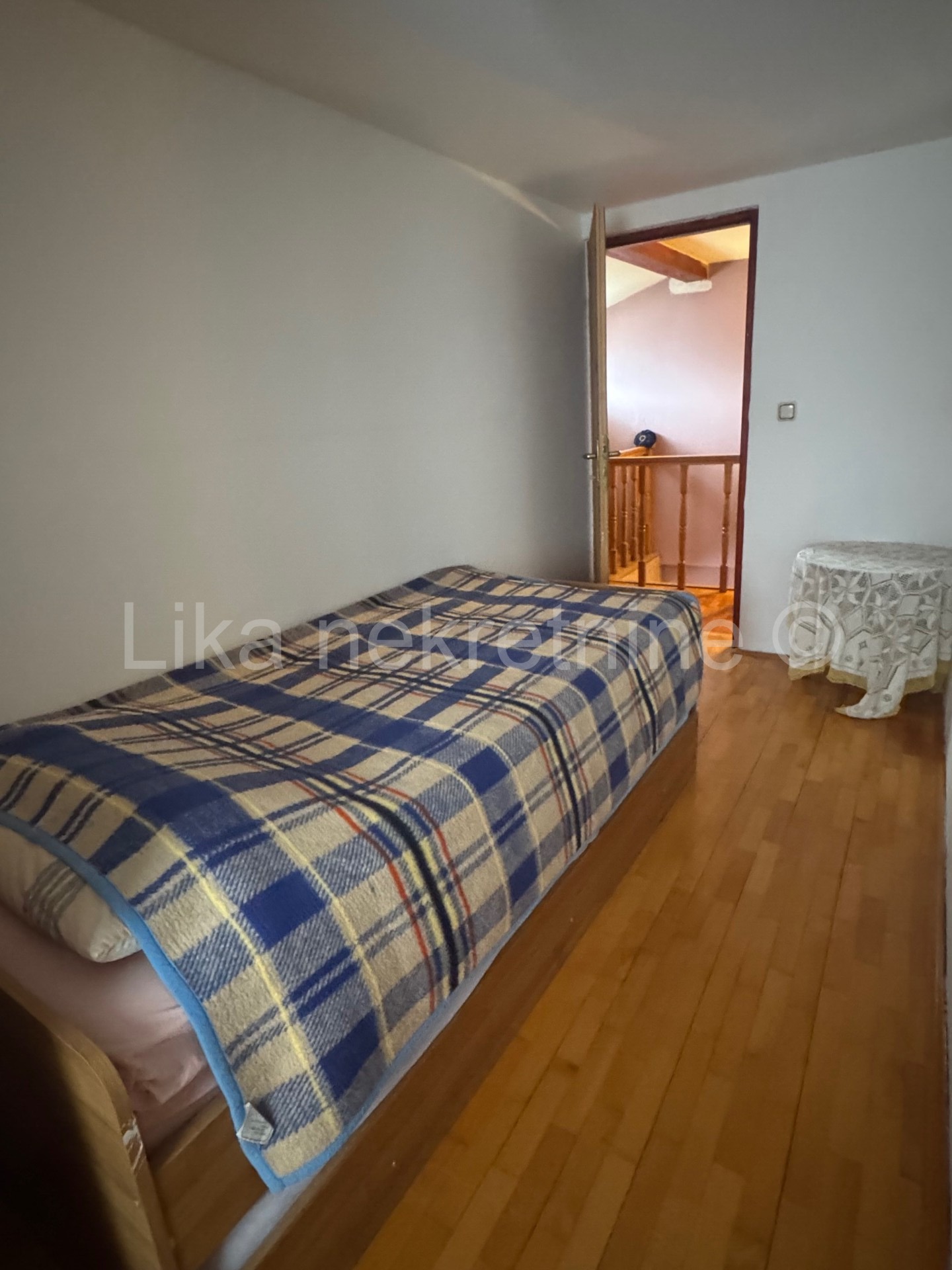 ZAGREB - Čučerje, kuća uređena 110m2, 3 etaž, terasa, parking (17)