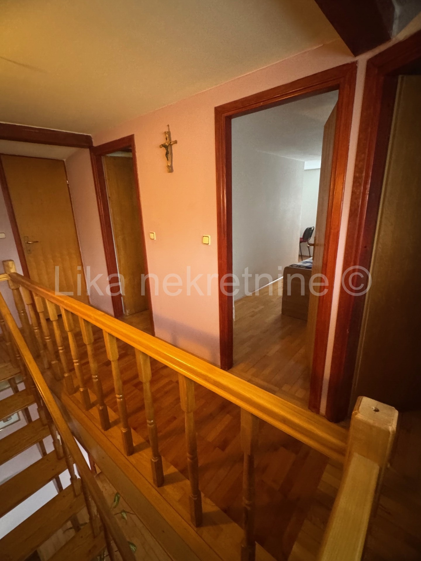ZAGREB - Čučerje, kuća uređena 110m2, 3 etaž, terasa, parking (13)