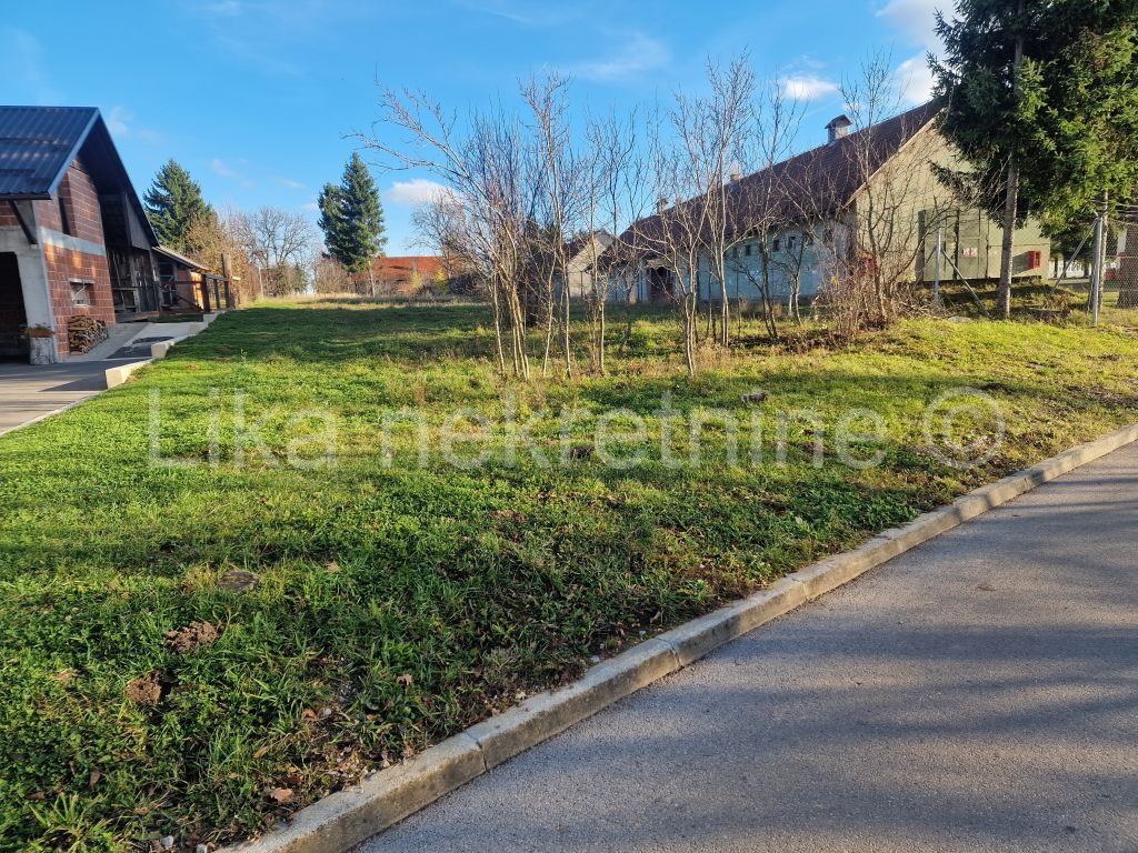 GOSPIĆ - kralja Tomislava, građevinsko zemljište 411 m2