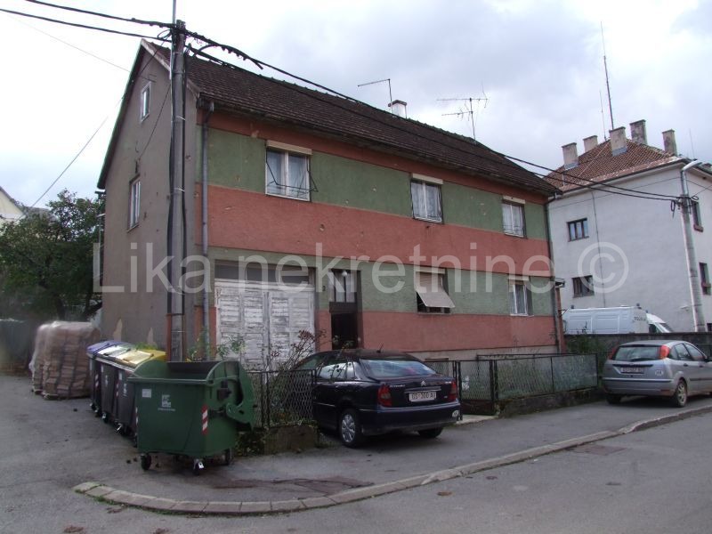 Otočac, centar - stan u kući