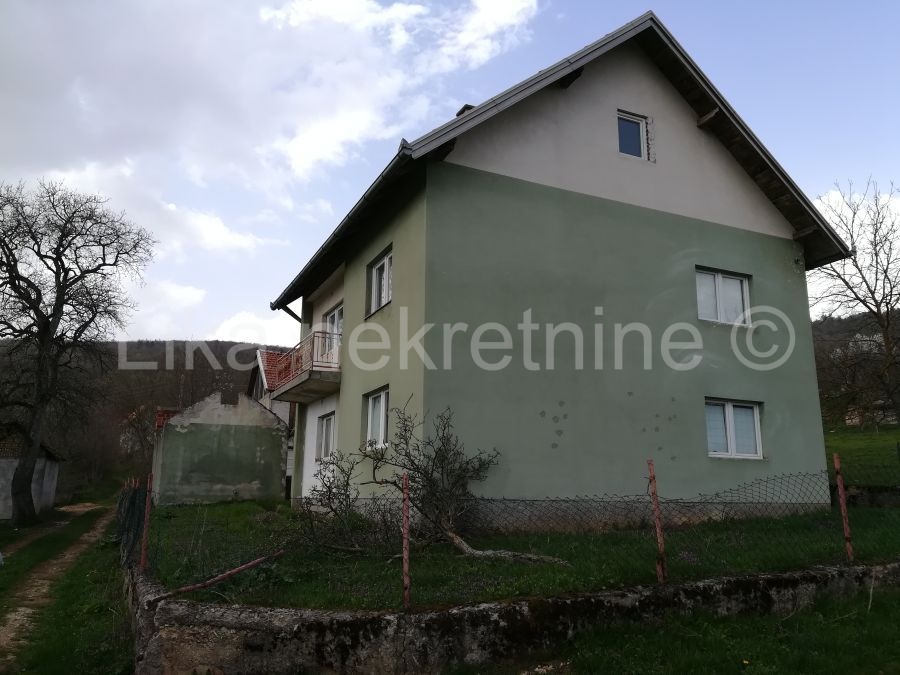 Doljani (Otočac) - zweistöckiges Wohnhaus und vier Gebäude (2)