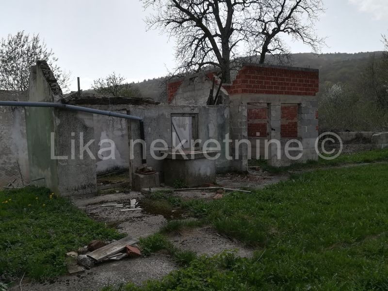 Doljani (Otočac) - zweistöckiges Wohnhaus und vier Gebäude (14)