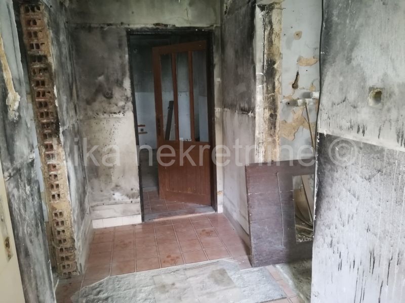 Doljani (Otočac) - zweistöckiges Wohnhaus und vier Gebäude (11)