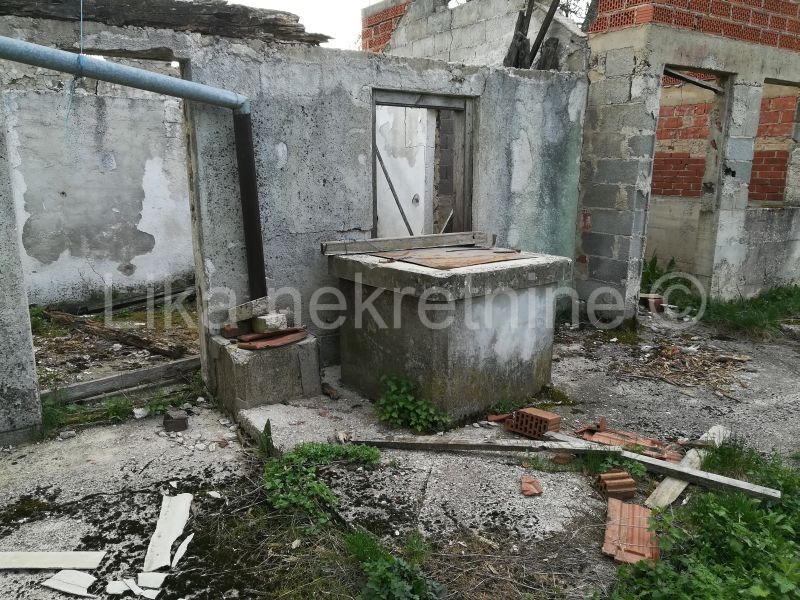 Doljani (Otočac) - zweistöckiges Wohnhaus und vier Gebäude (15)