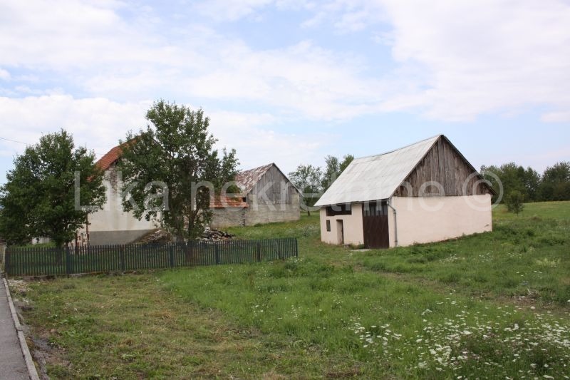 GOSPIĆ - građevinsko zemljište, starinska kuća i okućnica (3)