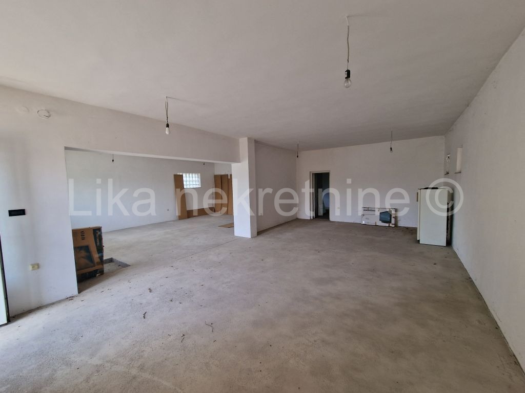GOSPIĆ - centar , stambeno-poslovni objekat (3)