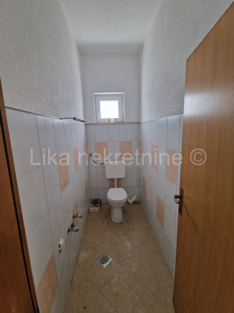 GOSPIĆ - centar , stambeno-poslovni objekat (8)