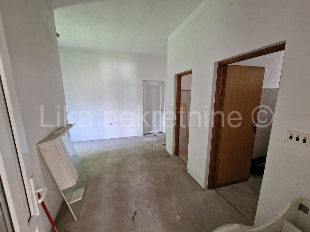 GOSPIĆ - centar , stambeno-poslovni objekat (5)