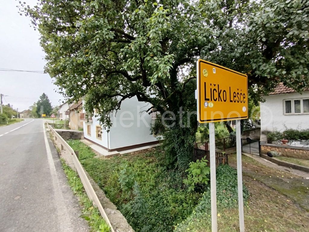 LIČKO LEŠĆE ( Otočac ) - obiteljska kuća katnica uz Gacku (19)