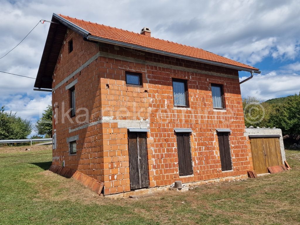 GORIĆI ( Otočac ) - vikendica 120 m2 u prirodi