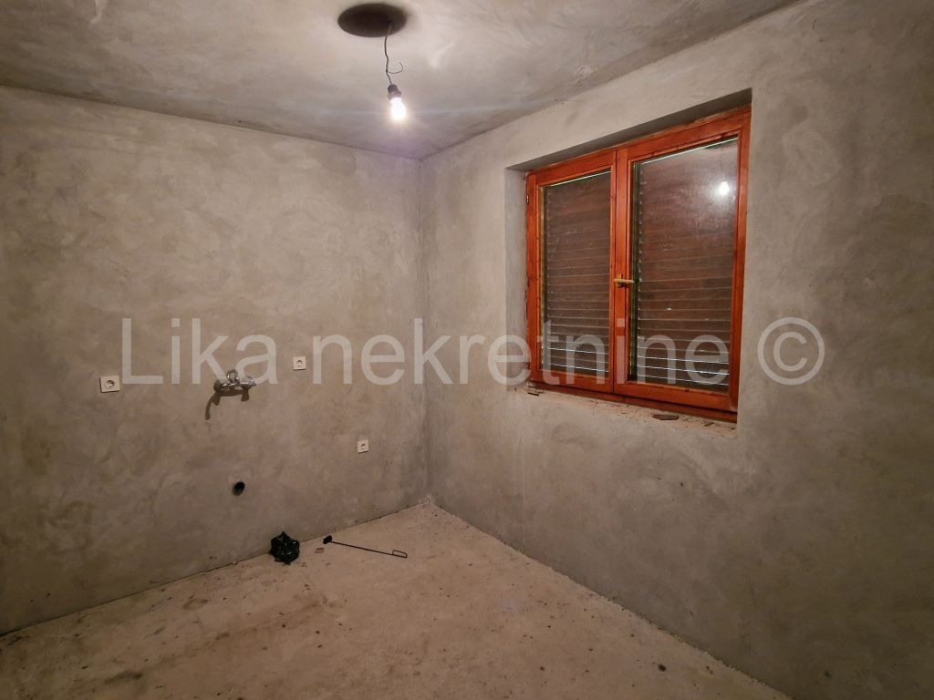 OTOČAC - Rapain Dol - kuća, dvije dvorišne zgrade, okućnica 19.408 m2 (4)