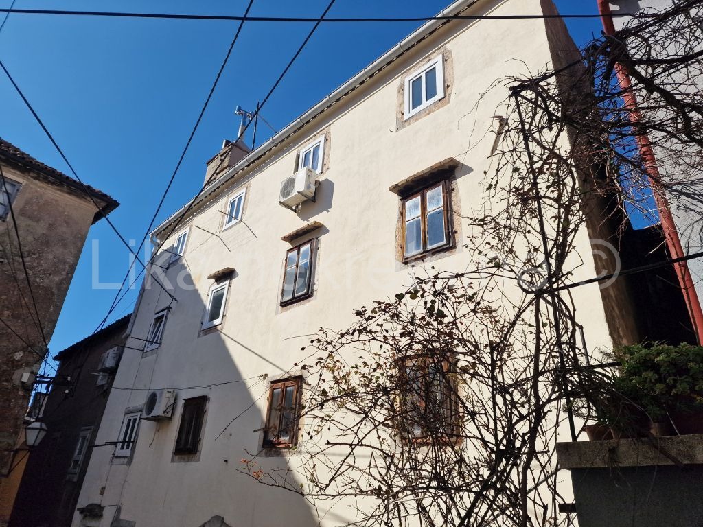 SENJ - centar - dvosoban stan 42,54 m2  plus garsonjera 22 m2