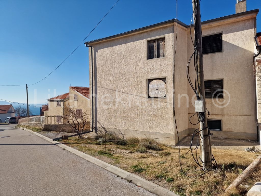 SENJ - Trbušnjak - obiteljska kuća s 3 stana, 9 parking mjesta (4)