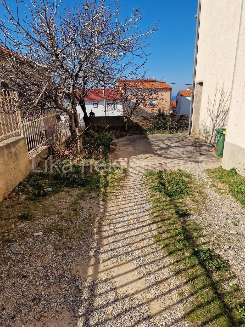 SENJ - Trbušnjak - obiteljska kuća s 3 stana, 9 parking mjesta (5)