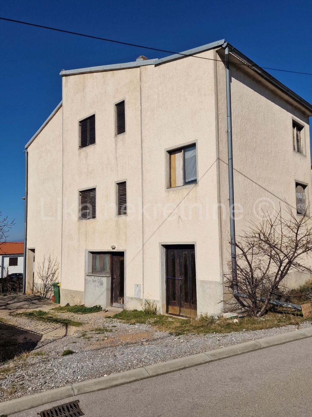 SENJ - Trbušnjak - obiteljska kuća s 3 stana, 9 parking mjesta (6)