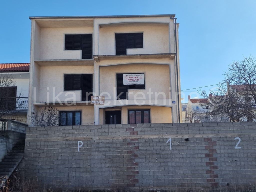 SENJ - Trbušnjak - obiteljska kuća s 3 stana, 9 parking mjesta