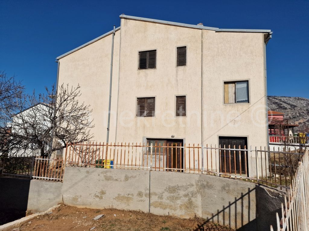 SENJ - Trbušnjak - obiteljska kuća s 3 stana, 9 parking mjesta (3)