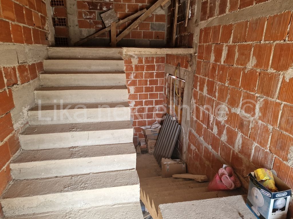 SENJ - Trbušnjak - obiteljska kuća s 3 stana, 9 parking mjesta (15)