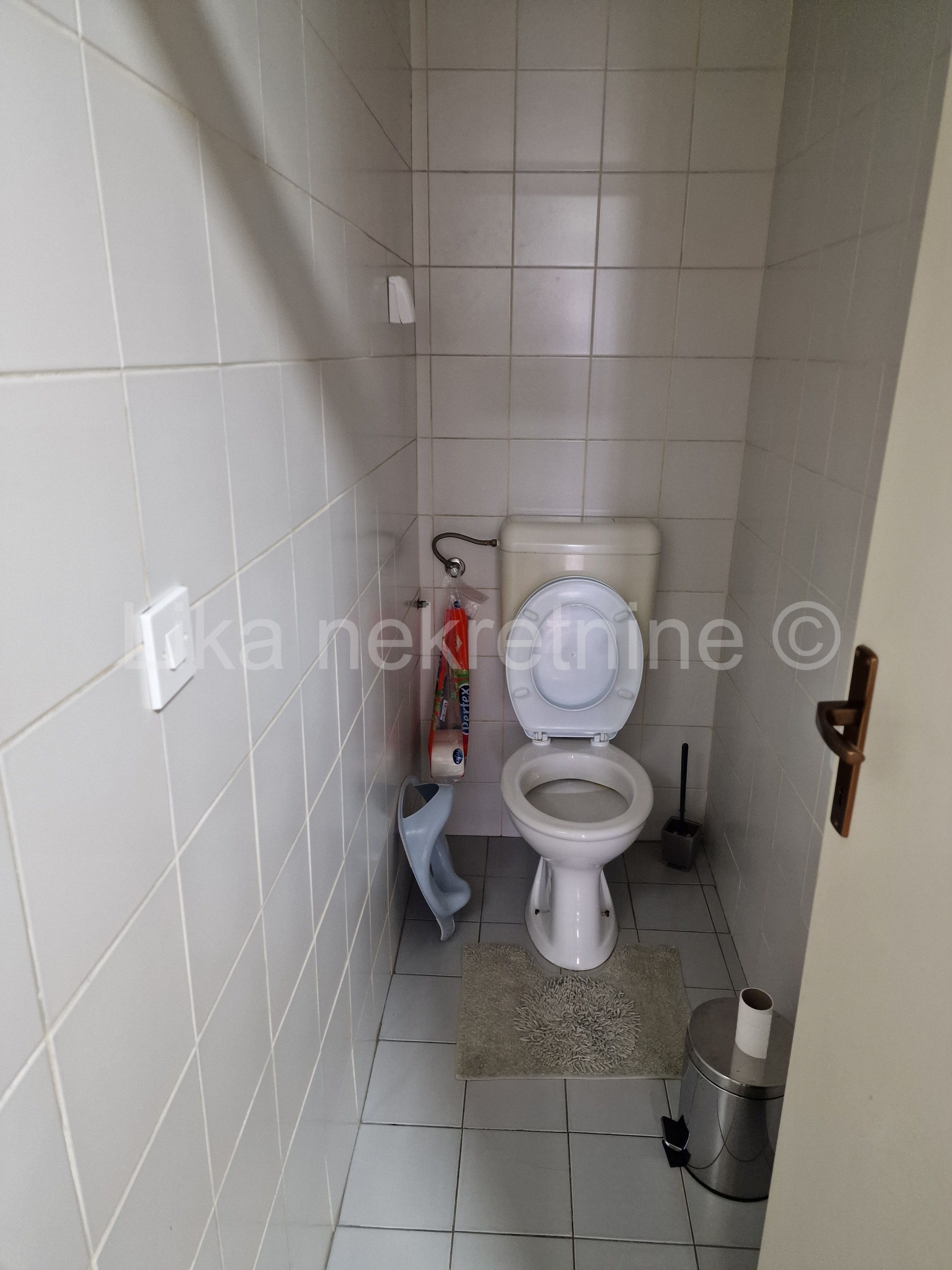KORENICA  centar - stan 76.27 m2, 3 kat, lođa, drvarnica (9)