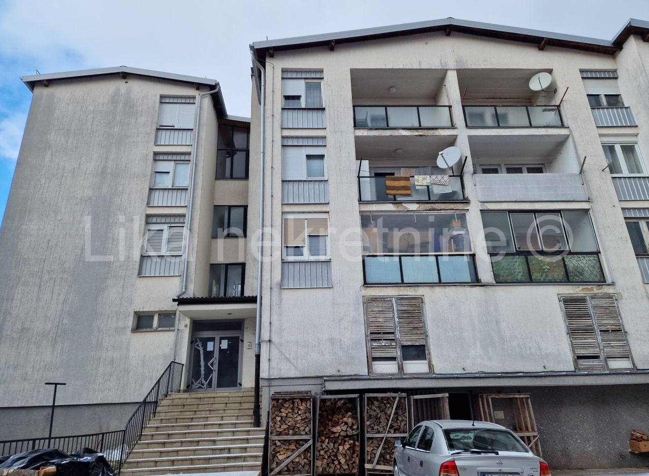 KORENICA  centar - stan 76.27 m2, 3 kat, lođa, drvarnica