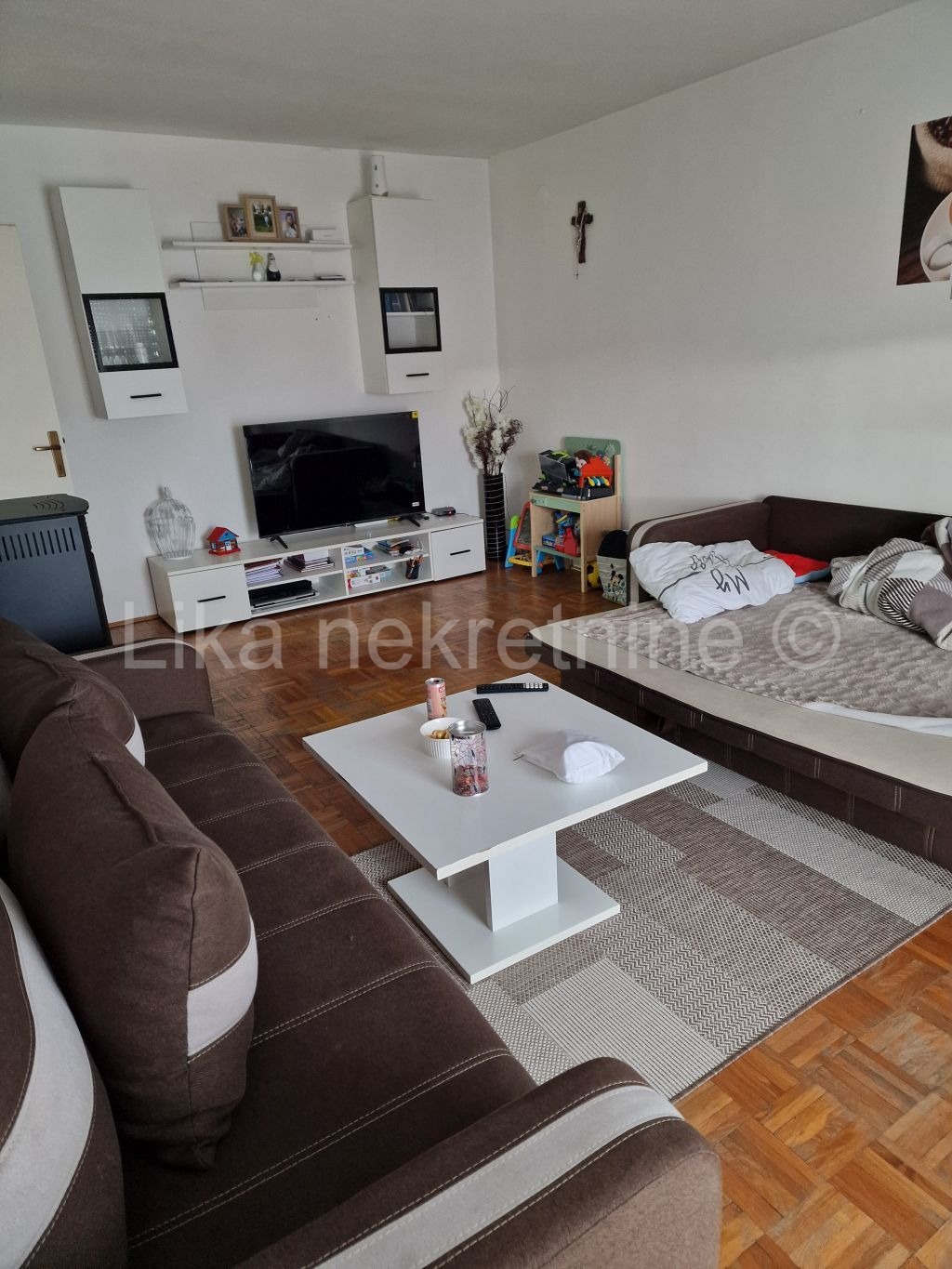 KORENICA  centar - stan 76.27 m2, 3 kat, lođa, drvarnica (2)