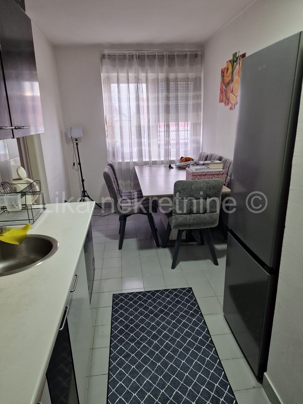 KORENICA  centar - stan 76.27 m2, 3 kat, lođa, drvarnica (3)