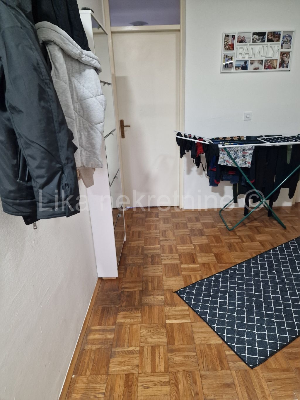 KORENICA  centar - stan 76.27 m2, 3 kat, lođa, drvarnica (4)