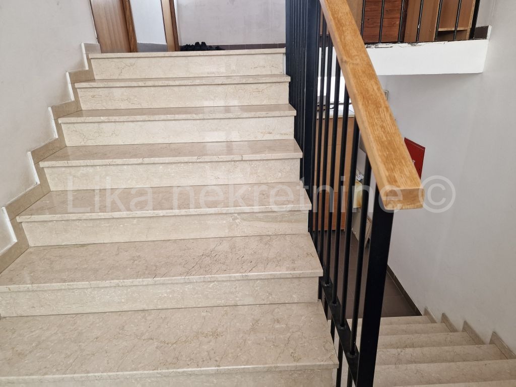 KORENICA  centar - stan 76.27 m2, 3 kat, lođa, drvarnica (10)
