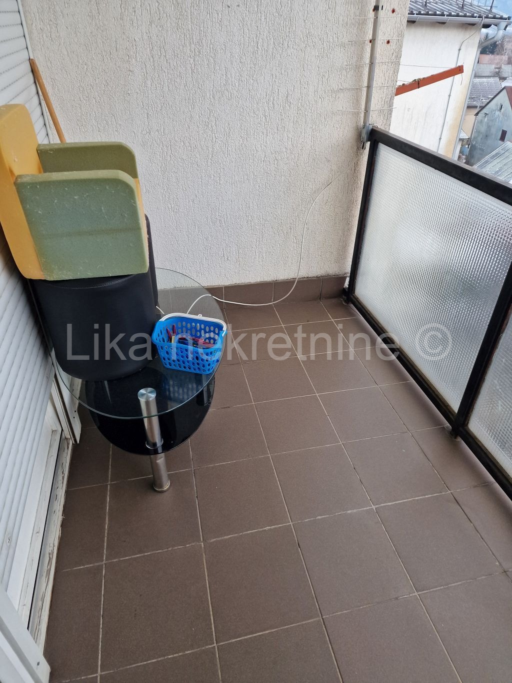 KORENICA  centar - stan 76.27 m2, 3 kat, lođa, drvarnica (8)