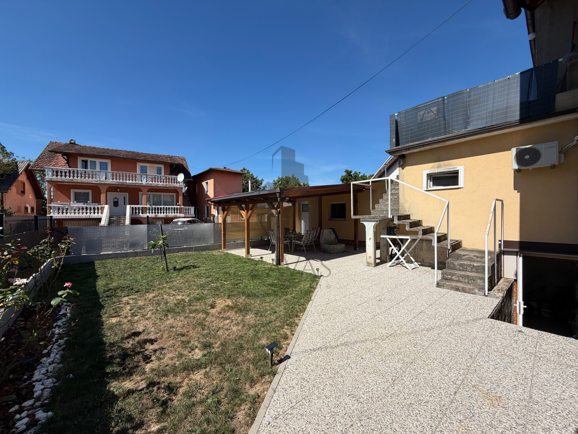 Investition! Haus, Zagreb Savica: 197m2 (3 Wohneinheiten) + Garage! (22)