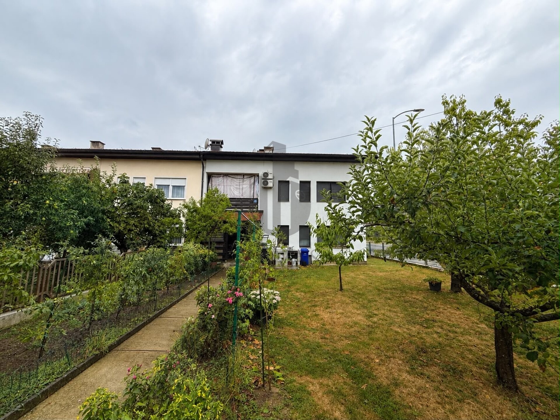 Kuća Zaprešić : 260m2 + Garaža (130m2 okućnice)
