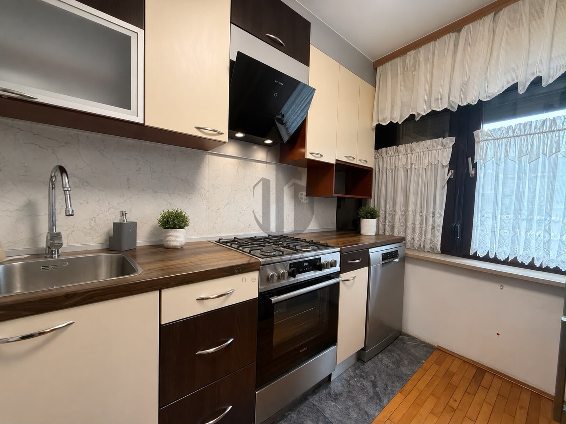 Kuća Zaprešić : 260m2 + Garaža (130m2 okućnice) (8)
