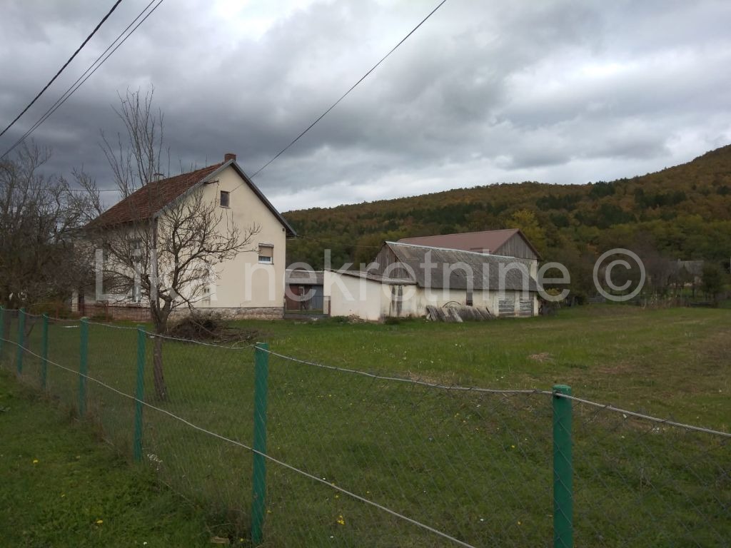 SINAC ( Otočac ) - obiteljska kuća, 5 zgrada, dvorište i oranica (9)