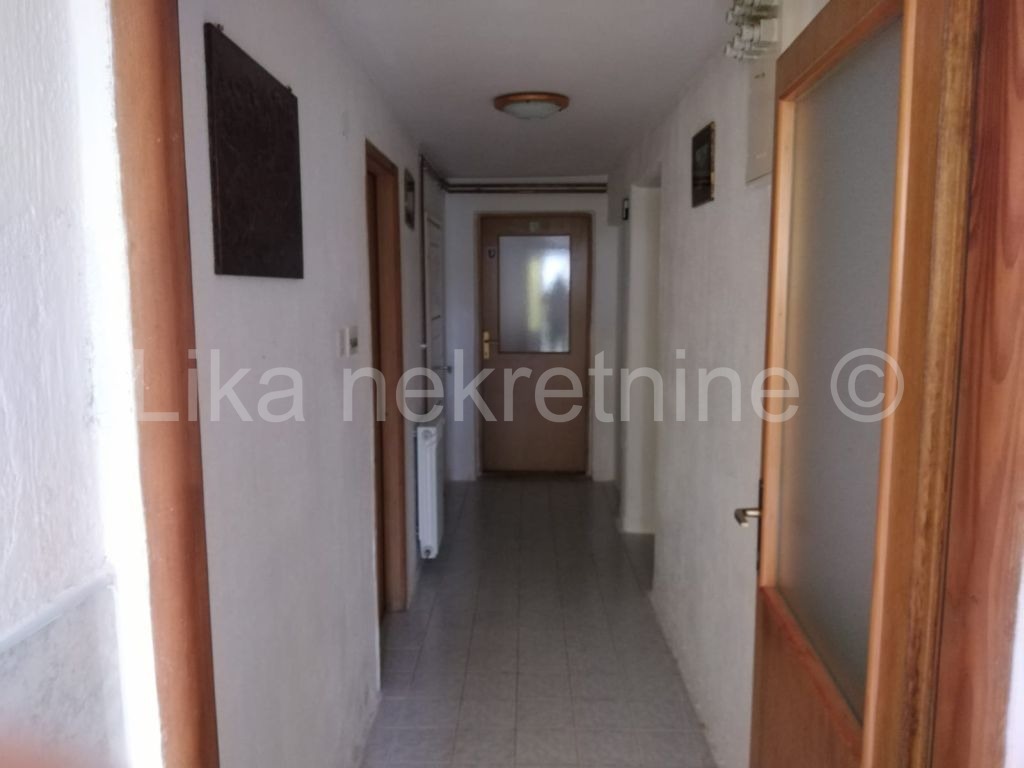 SINAC ( Otočac ) - obiteljska kuća, 5 zgrada, dvorište i oranica (12)