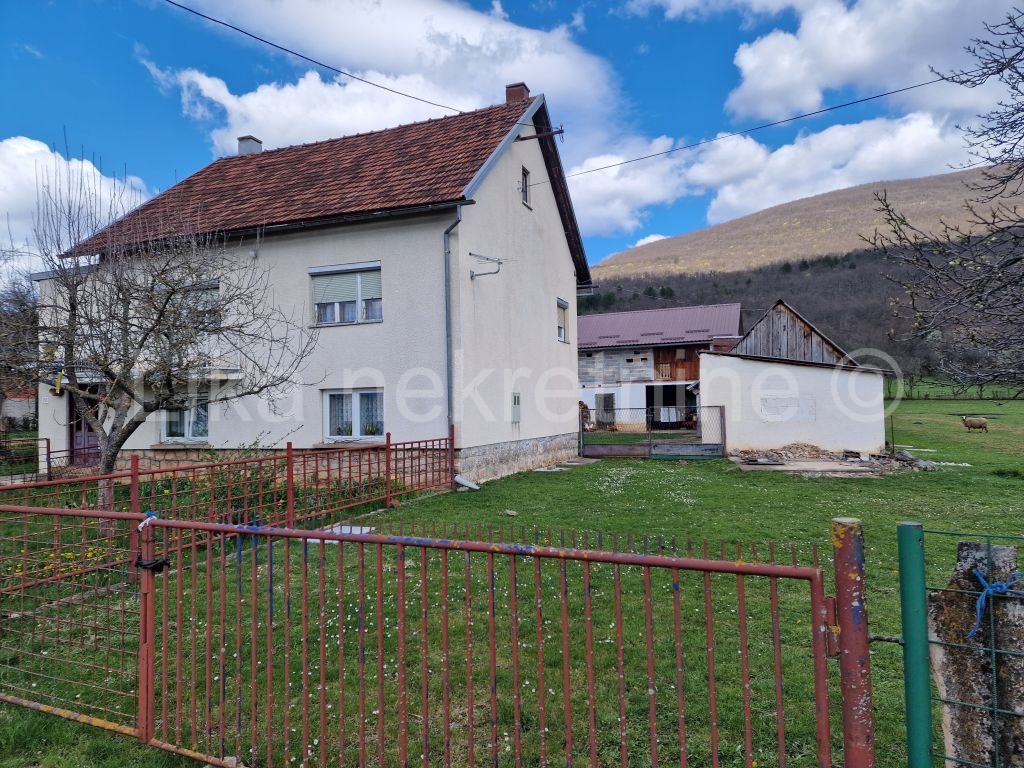 SINAC ( Otočac ) - obiteljska kuća, 5 zgrada, dvorište i oranica (2)