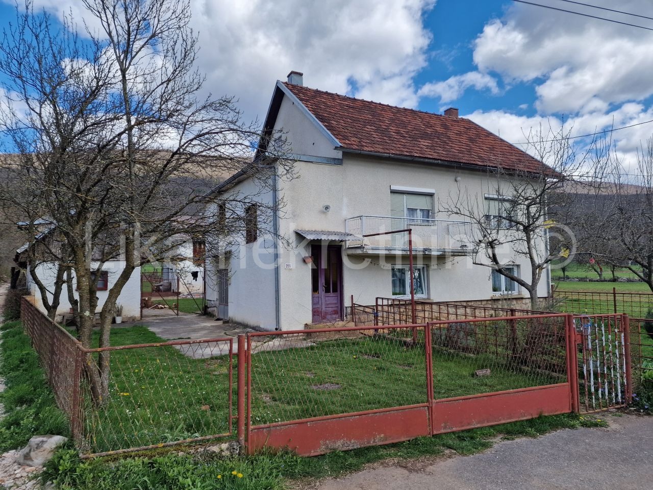 SINAC ( Otočac ) - obiteljska kuća, 5 zgrada, dvorište i oranica