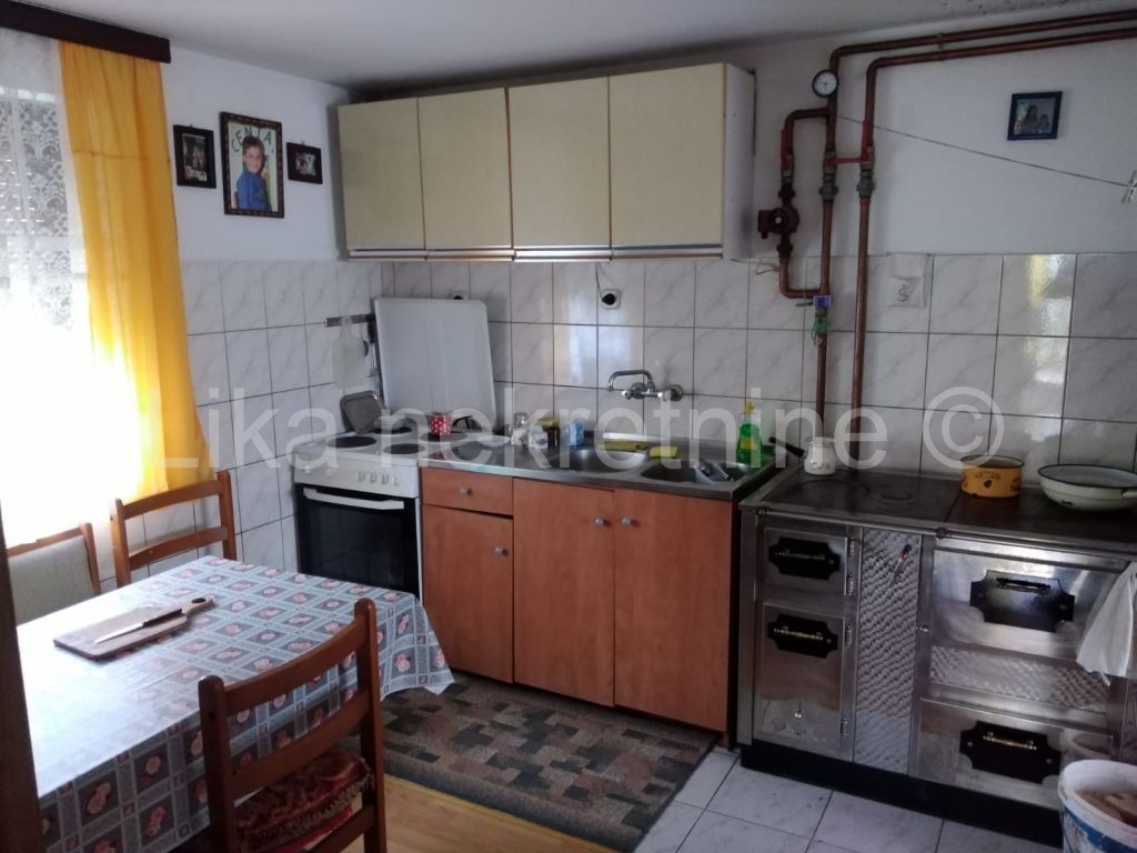 SINAC ( Otočac ) - obiteljska kuća, 5 zgrada, dvorište i oranica (15)