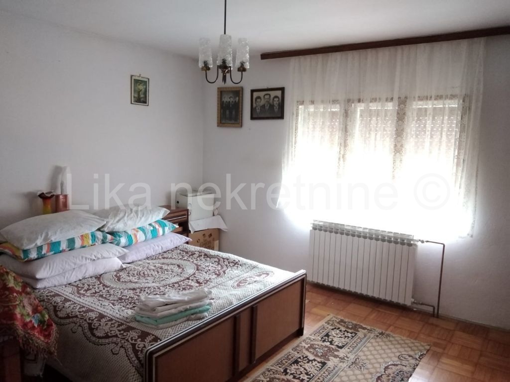 SINAC ( Otočac ) - obiteljska kuća, 5 zgrada, dvorište i oranica (11)