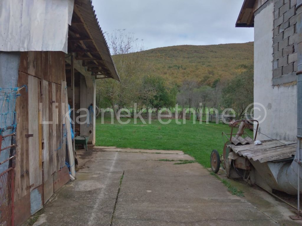 SINAC ( Otočac ) - obiteljska kuća, 5 zgrada, dvorište i oranica (7)