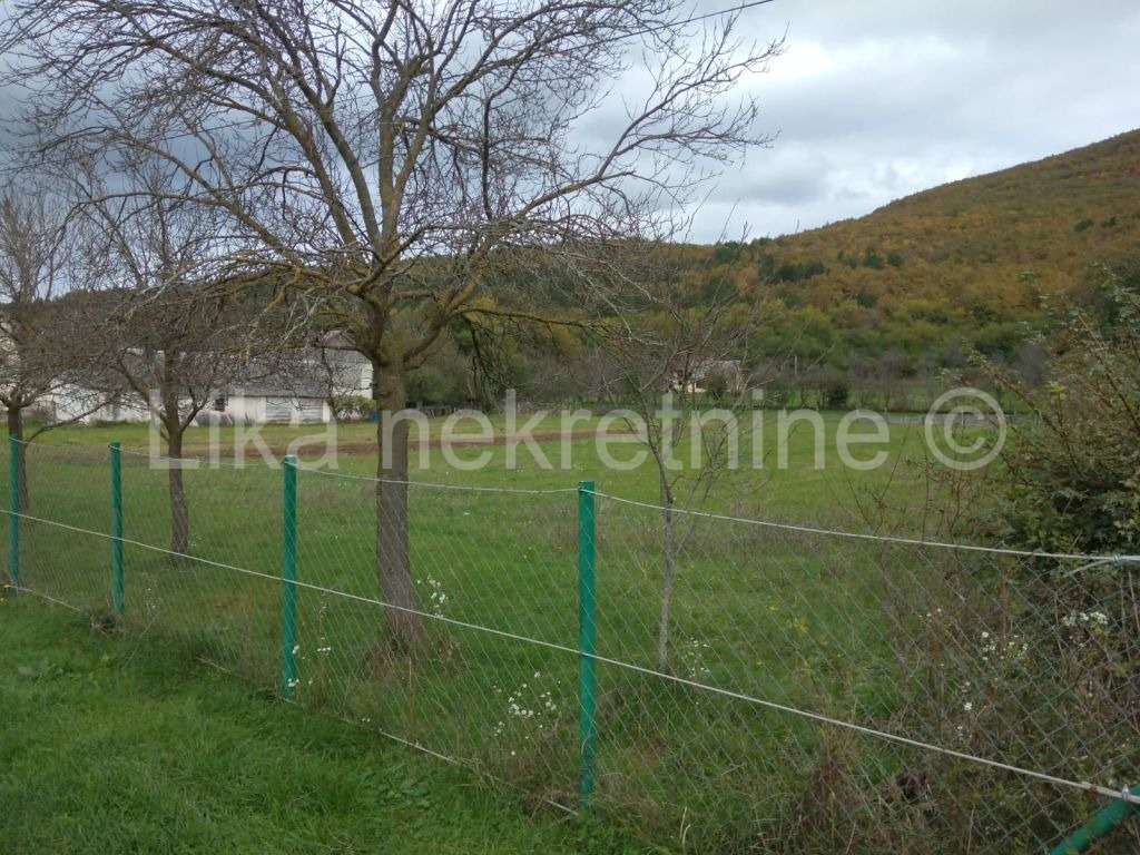 SINAC ( Otočac ) - obiteljska kuća, 5 zgrada, dvorište i oranica (8)