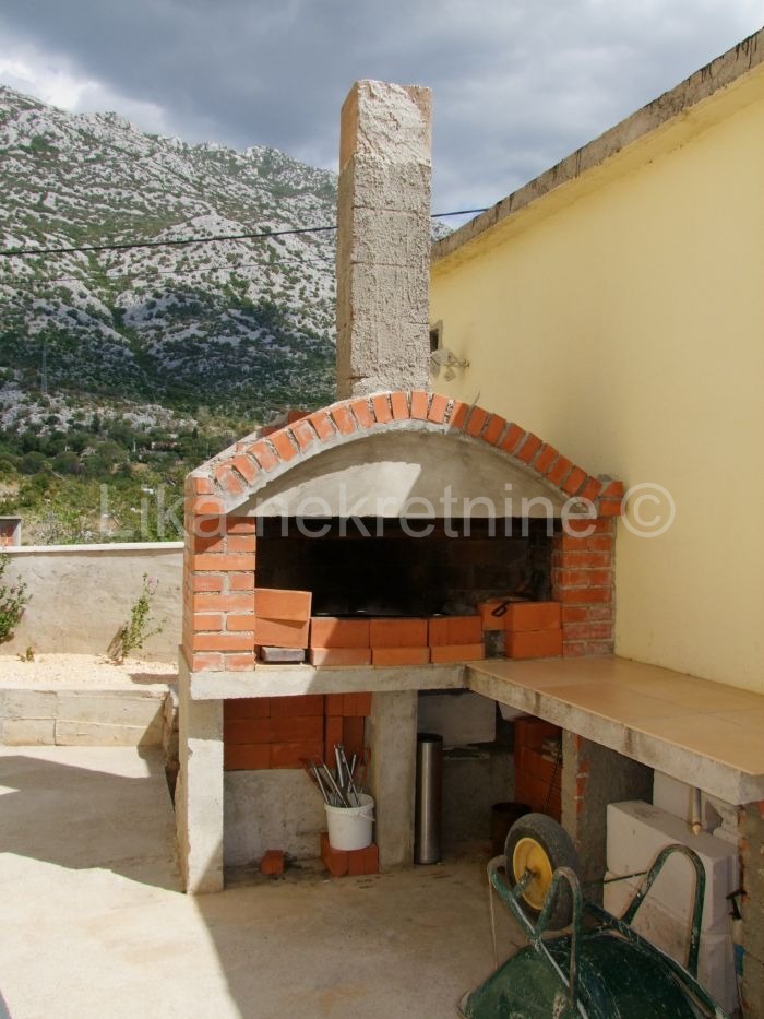 CESARICA - kuća s 4 apartmana,lokal, garaža (12)