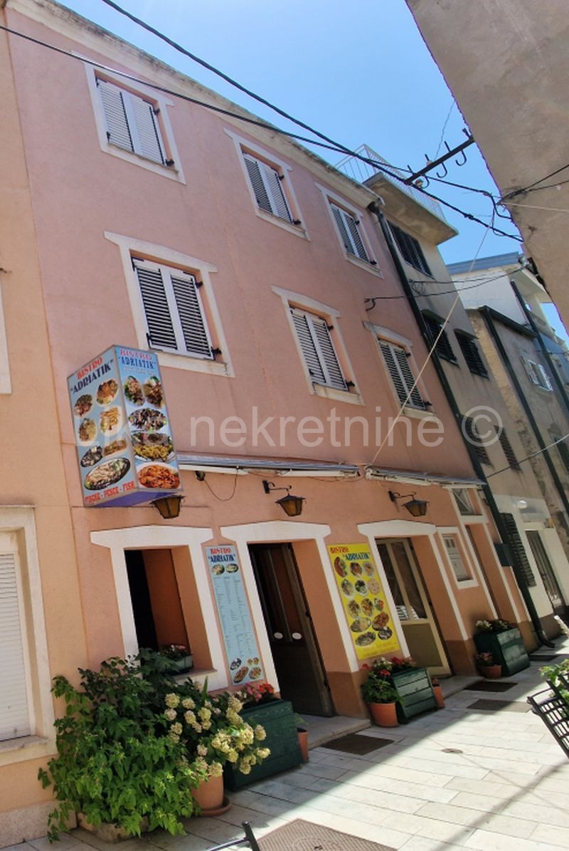 KARLOBAG - centar - kuća II.red do mora - restoran s apartmanima