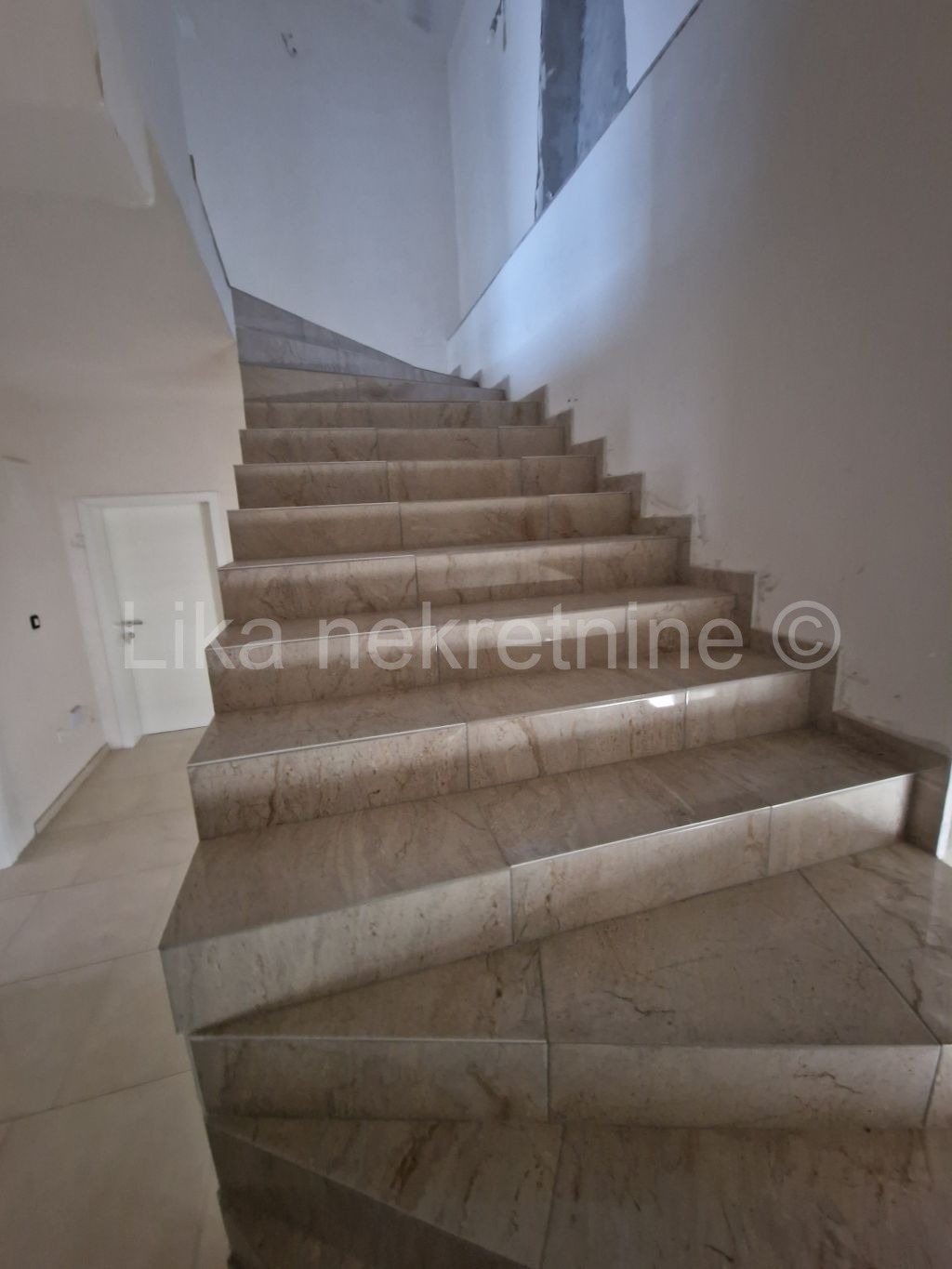 KARLOBAG - centar - kuća II.red do mora - restoran s apartmanima (10)