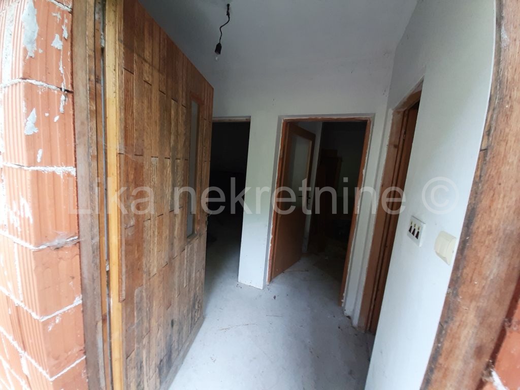 OTOČAC - Glavace - seosko gospodarstvo, 2 kuće i zemljište 40.000 m2 (10)
