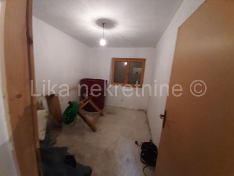 OTOČAC - Glavace - seosko gospodarstvo, 2 kuće i zemljište 40.000 m2 (6)