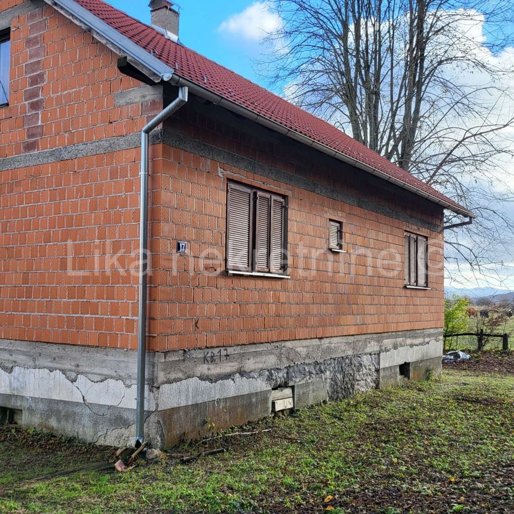 VODOTEČ ( Brinje ) - kuća prizemnica, dvorište i oranica