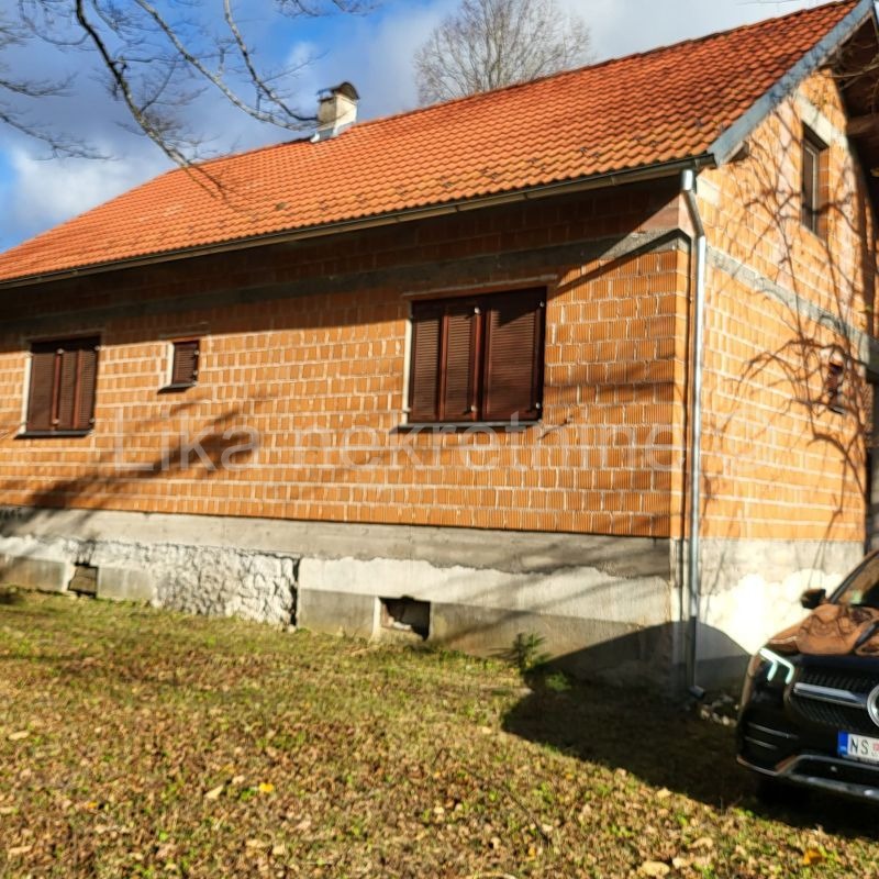 VODOTEČ ( Brinje ) - kuća prizemnica, dvorište i oranica (3)